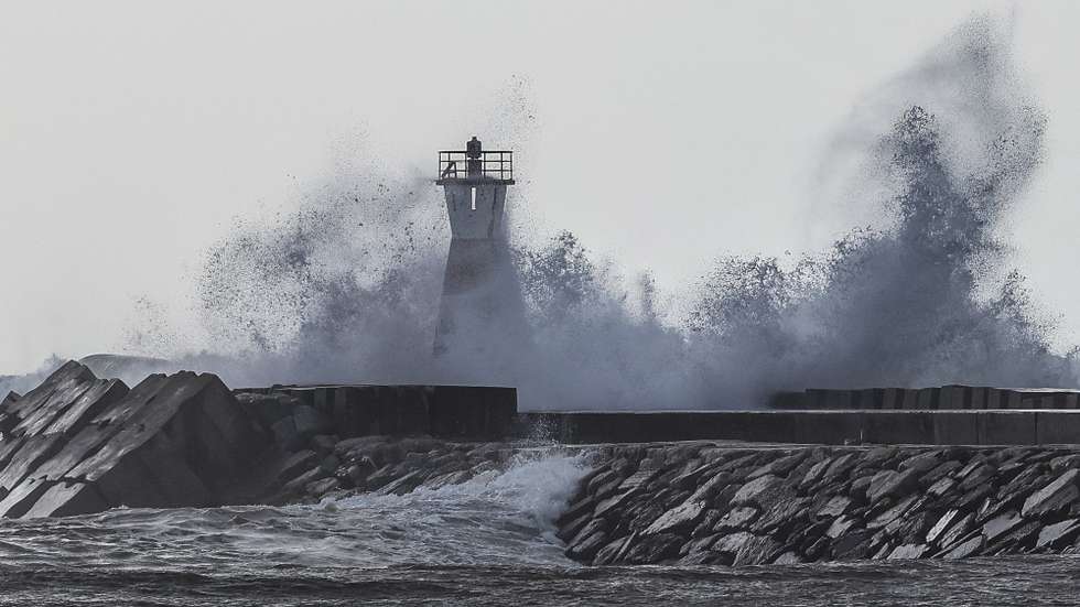 Agitação marítima provocada pelo mau tempo na Figueira da Foz. O IPMA prevê mais agitação marítima, ventos fortes, chuva e neve, com ondulação até 15 metros que coloca dez distritos sob aviso vermelho, Figueira da Foz, 29 de outubro de 2024. PAULO NOVAIS/LUSA