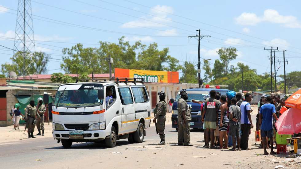 Elementos da Unidade de Intervenção Rápida patrulham a Estrada Nacional Número 1 (EN1) em Marracuene, após ter sido que bloqueada por manifestantes, na província de Maputo, Moçambique, 05 de fevereiro de 2025. A Unidade de Intervenção Rápida disparou hoje para desmobilizar um grupo de manifestantes que bloquearam a Estrada Nacional Número 1 (EN1) em Marracuene, na província de Maputo. LUÍSA NHANTUMBO/LUSA