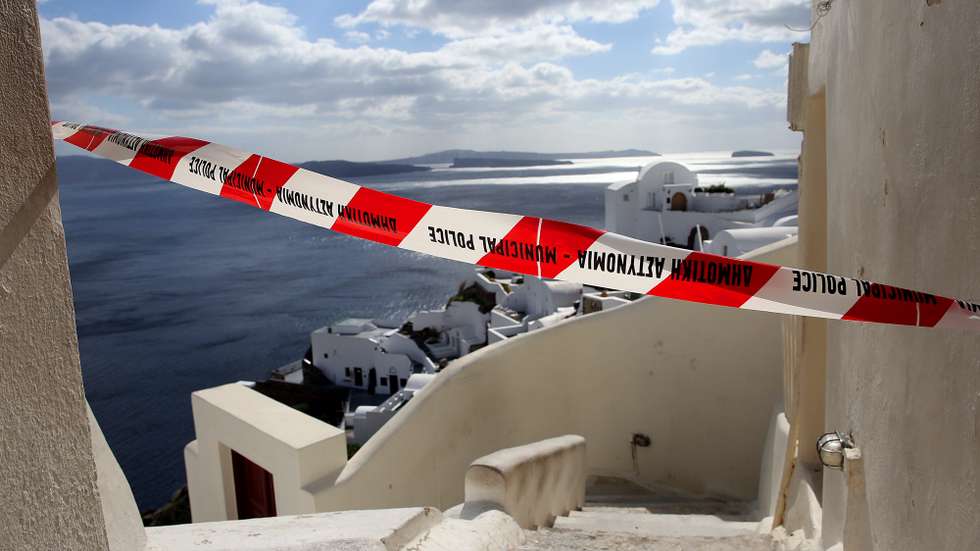 epa11876573 A cordon in a small street over the cliffs of the volcanic caldera of the almost evacuated village of Oia on Santorini island, Greece, 05 February 2025. Due to a wave of seismic activity near Santorini, the municipality advised the emptying of water from swimming pools, banned all construction work and forbid access to the Athinio port, except when ships are docking. More than ten earthquakes exceeding magnitude 4.0 jolted the region since 04 February 2025.  EPA/ORESTIS PANAGIOTOU