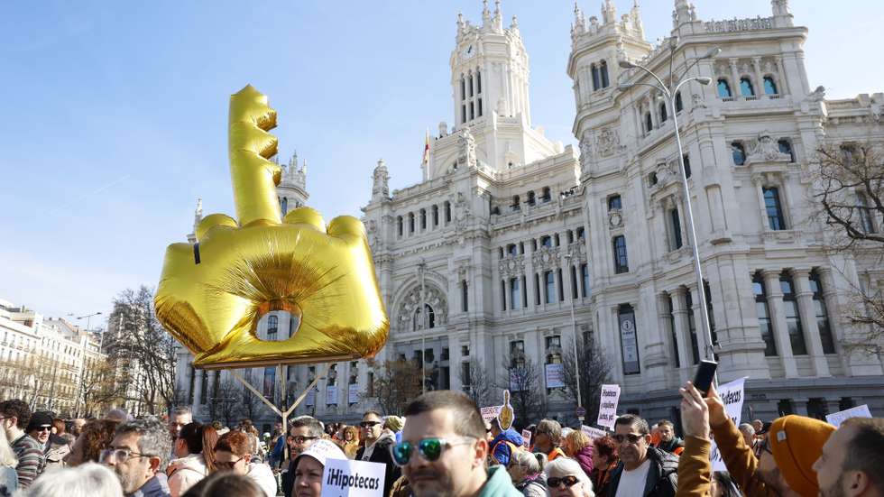 epa11884593 People participate in a rally organized by the Habitat 24 Movement in Madrid, Spain, 09 February 2025. The rally calls for more affordable housing in the face of rising rents and the right to good and sustainable housing.  EPA/JUANJO MARTIN