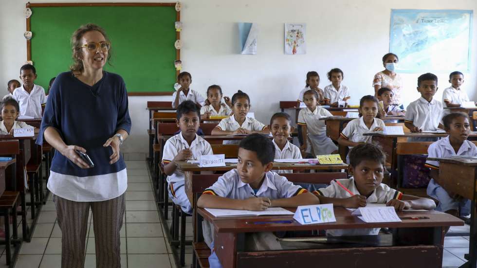 É para trabalhar no setor educativo que, como ocorreu a partir de 2001, mais portugueses têm estado em Oecusse, mantendo-se hoje essa presença, ainda que em menor dimensão que no passado, Pante Macassar, Timor-Leste, 12 de maio de 2022. Progressivamente os projetos foram acabando e hoje a comunidade portuguesa é de cerca de duas dezenas de pessoas, entre eles funcionários da Região Administrativa Especial de Oe-Cusse Amben (RAEOA) e professores das duas escolas onde funciona o Centro de Aprendizagem e Formação Escolar (CAFE) de Oecusse. (ACOMPANHA TEXTO DE 14 DE MAIO DE 2022). ANTÓNIO COTRIM/LUSA