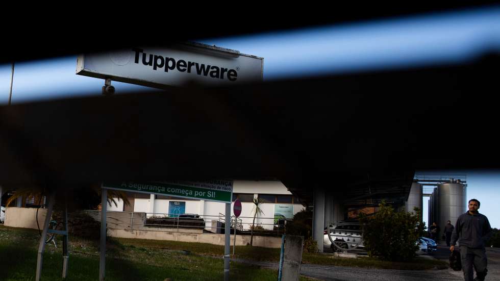A população de Montalvo, que acolhe a fábrica da Tupperware há mais de quatro décadas, onde trabalham 200 pessoas, está apreensiva com o anunciado encerramento da empresa na quarta-feira, mas mantém a esperança que tal não se concretize, Montalvo, 6 de janeiro de 2025. A fábrica da multinacional Tupperware em Portugal, a funcionar desde 1980 naquela aldeia, dependia a 100% da casa-mãe norte-americana. (ACOMPANHA TEXTO DE 07 DE JANEIRO DE 2025). PAULO CUNHA/LUSA