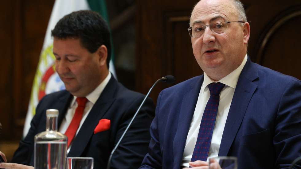 O ministro da Agricultura e Pescas, José Manuel Fernandes (D), acompanhado pelo secretário de Estado da Agricultura, João Moura (E), intervém perante a Comissão de Agricultura e Pescas, na Assembleia da República, em Lisboa, 11 de fevereiro de 2025. TIAGO PETINGA/LUSA
