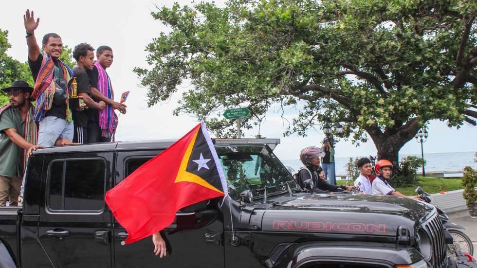 Os pugilistas Délio Anzaqeci (2-E) e Daniel Belo (D), à chegada de Bali, Indonésia, ao aeroporto internacional de Díli, após terem vencido o Holywings Sport Night (HSN), em Díli, Timor Leste, 13 de fevereiro de 2025. ISABEL MARISA SERAFIM/LUSA