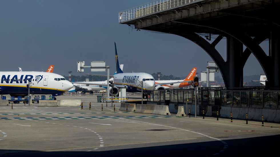 Aviões estacionados no Aeroporto Francisco Sá Carneiro que se encontra hoje fechado para obras na pista, Maia, 10 de setembro de 2025. As obras de reforço estrutural da pista deverão estar concluídasno final de 2026. JOSÉ COELHO/LUSA