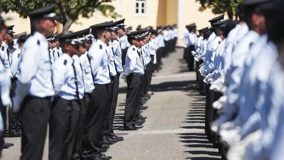 Policias em formatura na cerimónia comemorativa do 157.º aniversário da Polícia de Segurança Pública (PSP), bem como a cerimónia do compromisso de honra dos polícias que terminam o 19.º Curso de Formação de Agentes (CFA), 2 julho 2024 em Torres Novas. PAULO CUNHA/LUSA