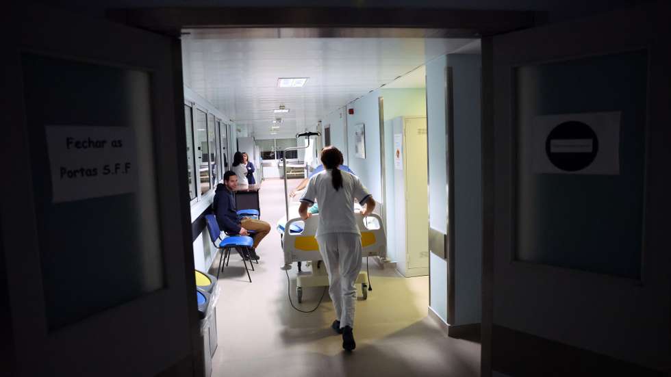 Uma enfermeira transporta uma cama com uma grávida na maternidade do Hospital Dr. José Maria Grande, hoje visitado pela ministra da Saúde, Ana Paula Martins (ausente na imagem). Portalegre, 30 de janeiro de 2025. NUNO VEIGA/LUSA