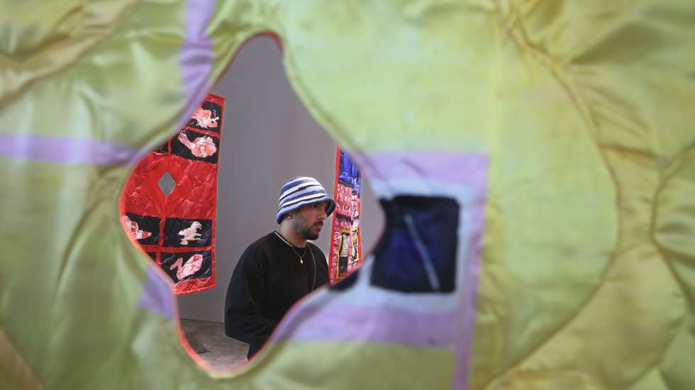 Visita de imprensa às novas exposições do Centro de Arte Moderna Gulbenkian (CAM) em Lisboa, 20 de fevereiro de 2025. Tristany Mundu, em "Cidade à volta da Cidade", evoca a realidade quotidiana da Linha de Sintra, na área Metropolitana de Lisboa, onde vive e cresceu. TIAGO PETINGA/LUSA