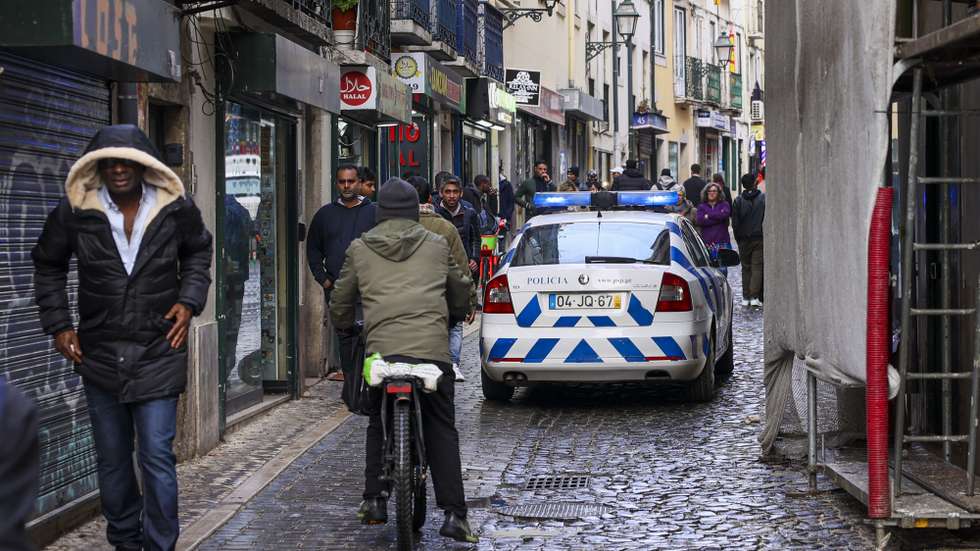 Um carro patrulha da Polícia de Segurança Pública na Rua do Benformoso, em Lisboa, 11 de janeiro de 2025. JOSÉ SENA GOULÃO/LUSA