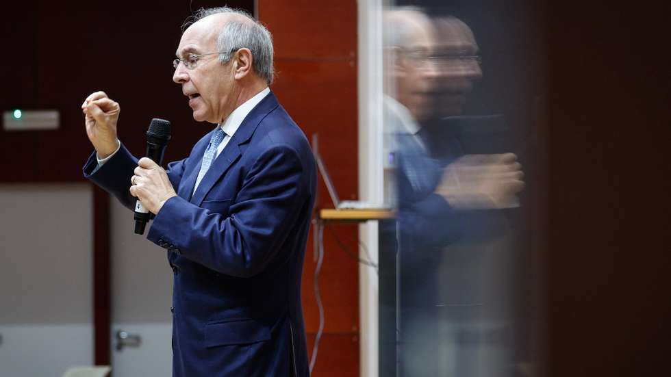 O candidato à Presidência da República, Luís Marques Mendes, discursa na sessão de abertura da convenção "Pensar Portugal", na Faculdade de Direito, em Lisboa, 24 de fevereiro de 2025. Organizada pela SEDES (Associação para o Desenvolvimento Económico e Social) Jovem, a convenção junta lideres, especialistas e jovens para debater os temas mais relevantes da atualidade. ANTÓNIO PEDRO SANTOS/LUSA