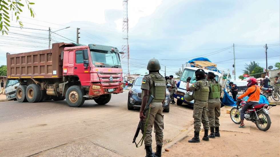 Um camião bloqueia a Estrada Nacional 4 (EN4), durante uma manifestação, em Maputo, Moçambique, 10 de fevereiro de 2025. Populares voltaram hoje a condicionar a circulação EN4, a principal que liga o centro de Maputo à África do Sul, protestando contra o aumento do custo de vida em Moçambique. LUÍSA NHANTUMBO/LUSA