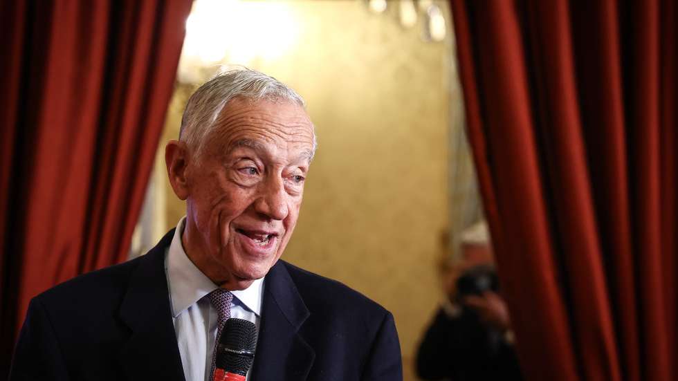 O Presidente da República, Marcelo Rebelo de Sousa, durante a iniciativa “Encontros no Palácio de Belém”, que contou coma presença da escritora e conselheira de Estado, Lídia Jorge (ausente da fotografia), organizada pela Presidência da República, em Lisboa, 25 de fevereiro de 2025. RODRIGO ANTUNES/LUSA