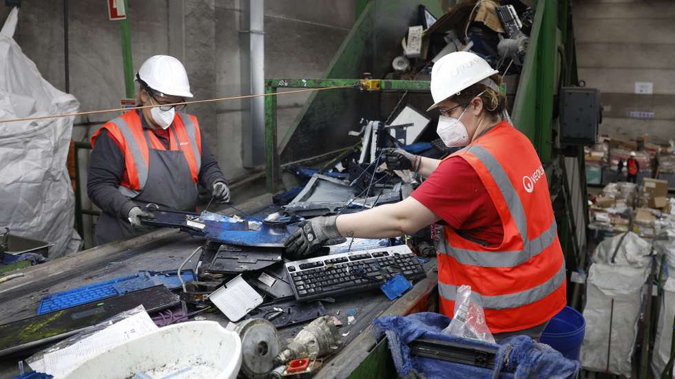 Funcionárias da Veolia fazem a gestão de equipamentos elétricos, especialmente pequenos aparelhos em fim de vida, no Centro Operacional de Resíduos da empresa em Santo Antão do Tojal, Loures, 27 de outubro de 2023. O Eletrão promove um conjunto de visitas para mostrar o que acontece aos resíduos depois de serem entregues para reciclagem, sejam embalagens, pilhas ou equipamentos eléctricos usados. ANTÓNIO PEDRO SANTOS/LUSA