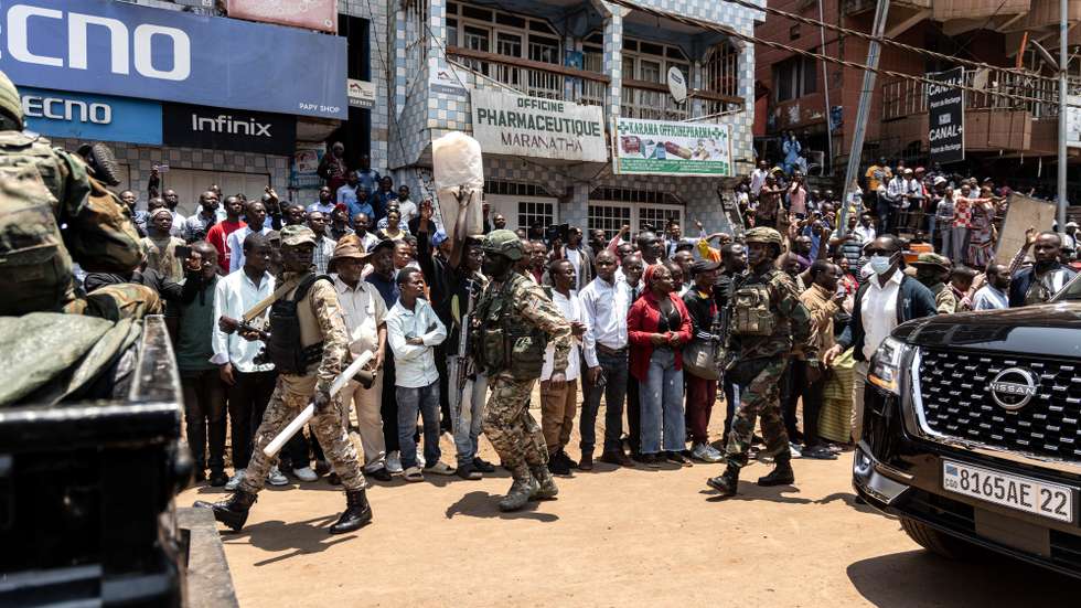 epa11928112 Onlookers watch M23 soldiers before the armed group's rally at the Place de l'Independance, in Bukavu, South Kivu province, Democratic Republic of Congo, 27 February 2025. Explosions occurred during a rally held by the M23 armed group attended by hundreds of people, almost two weeks after M23 seized control of Bukavu, the region's second largest city.  EPA/YEONGSHIN MUBAWA