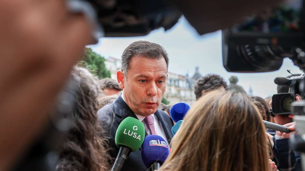O primeiro-ministro, Luís Montenegro, fala aos jornalistas durante a receção ao Presidente Francês, Emmanuel Macron (ausente da fotografia), no Porto, 28 de fevereiro de 2025. O primeiro-ministro, Luís Montenegro, anunciou hoje ter convocado um Conselho de Ministros extraordinário para sábado e uma comunicação ao país sobre decisões pessoais e políticas acerca da empresa detida atualmente pela sua mulher e os seus filhos. PAULO NOVAIS/LUSA