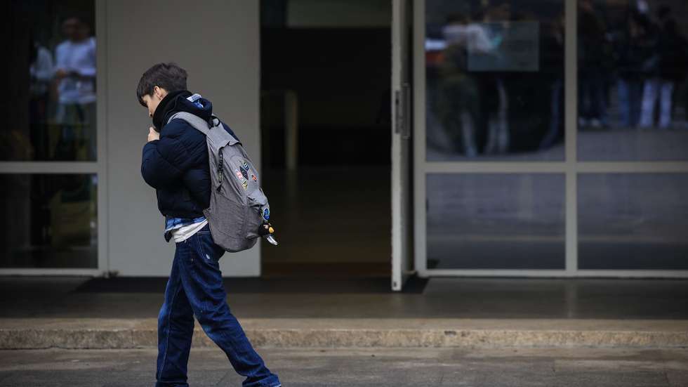 Alunos no exterior da Escola Clara de Resende em dia de greve da Função Pública, no Porto, 06 de dezembro de 2024. Os trabalhadores da função pública cumprem hoje uma greve de 24 horas e a saúde e a educação deverão ser os setores mais afetados. JOSÉ COELHO/LUSA