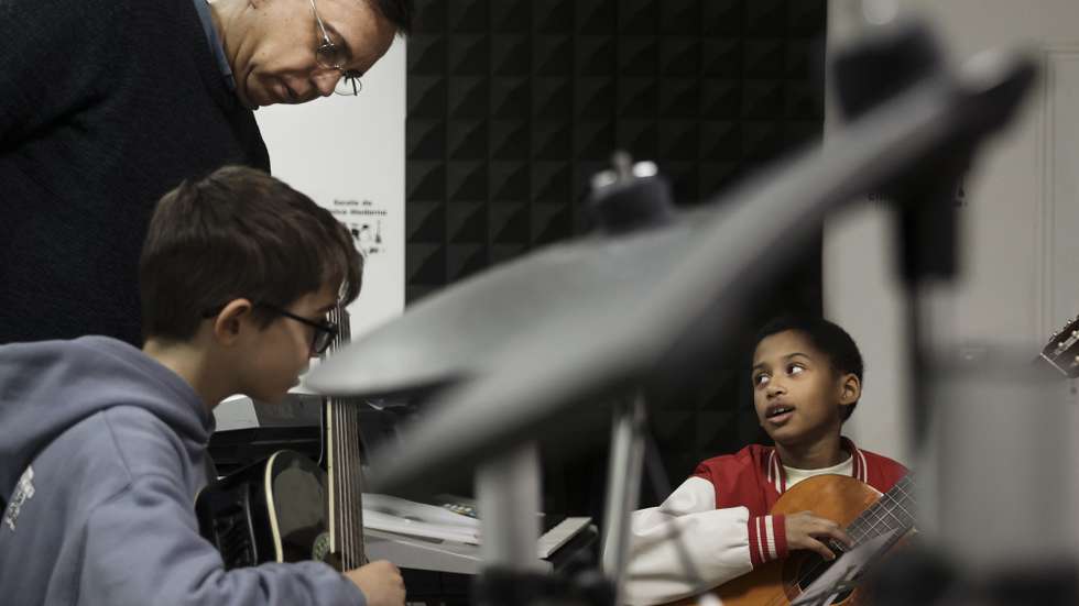 Alunos durante uma aula no Conservatório EMMA – Escola de Música de Monte Abraão, Sintra, 17 de fevereiro de 2025. Centenas de crianças carenciadas foram este ano impedidas de integrar as turmas de ensino artístico especializado para aprender música gratuitamente, porque o concurso do ministério da educação que atribui as bolsas excluiu os novos conservatórios. (ACOMPANHA TEXTO DA LUSA DO DIA 02 DE MARÇO DE 2025). CARLOS M. ALMEIDA/LUSA