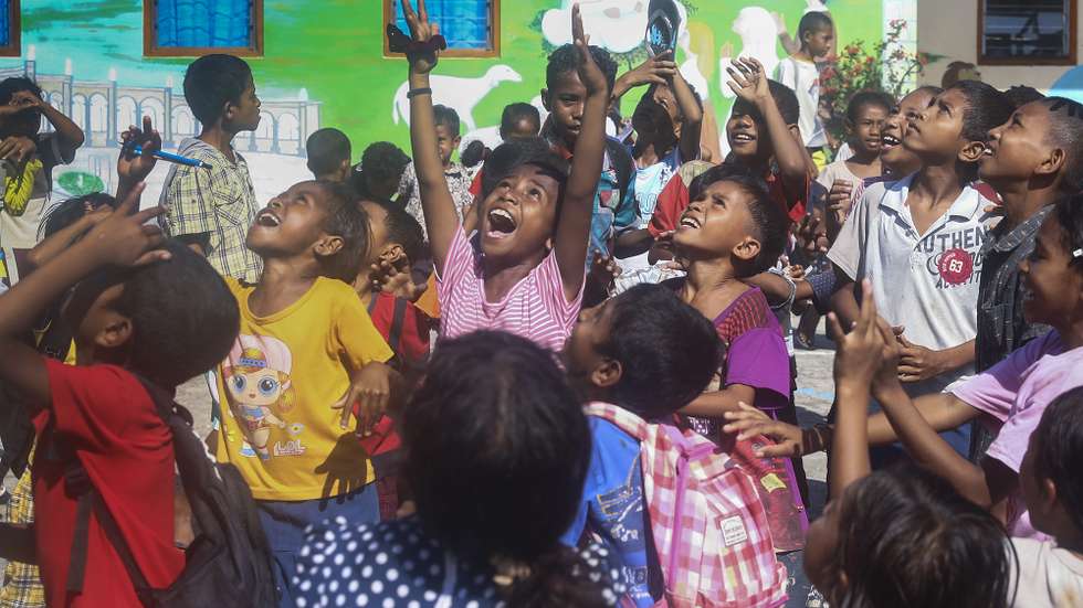 Crianças brincam no Centro Social de Nª Sr.ª de Fátima, gerido pela irmã timorense Mariana da Costa Araújo (ausente da foto), um dos mais de 30 projetos sociais apoiados pela cooperação portuguesa em Timor, durante a entrevista à agência Lusa, em Padiae,  Timor-Leste, 12 de maio de 2022. Praticamente desde o início que o projeto contou com o apoio da cooperação portuguesa a que se juntou, mais tarde, o Ministério da Solidariedade Social e Inclusão, e hoje o centro de Padiae é um dos melhores exemplos do grande impacto da cooperação portuguesa no país. (ACOMPANHA TEXTO LUSA) ANTÓNIO COTRIM/LUSA