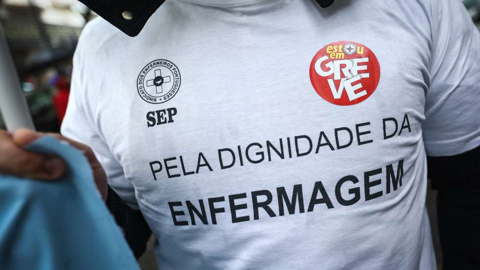 Enfermeiros protestam durante uma manifestação no último dia de greve convocada pelo Sindicato dos Enfermeiros Portugueses (SEP), frente ao Ministério da Saúde, em Lisboa, 25 de setembro de 2024. A greve convocada pelo Sindicato dos Enfermeiros Portugueses (SEP) exige "Justa valorização de todas as posições remuneratórias de todas as categorias da Carreira de Enfermagem; Compensação do risco e penosidade, designadamente através de condições especiais de aposentação; Correção de todas as Injustiças Relativas e discriminações relacionadas com a Contagem de Pontos, desde logo o pagamento dos devidos retroativos desde 2018; Que todos os enfermeiros detentores do título de Enfermeiro Especialista até 31 de maio de 2019 transitem para a respetiva categoria; Plano de pagamento de dívidas em atraso relativamente ao trabalho extraordinário realizado; Pagamento das dívidas relativos aos milhares de dias feriados trabalhados e não gozados e que, não poderá ser diferente de 2 vezes o valor hora do regime das 35 horas; e Admissão de mais enfermeiros. RODRIGO ANTUNES/LUSA