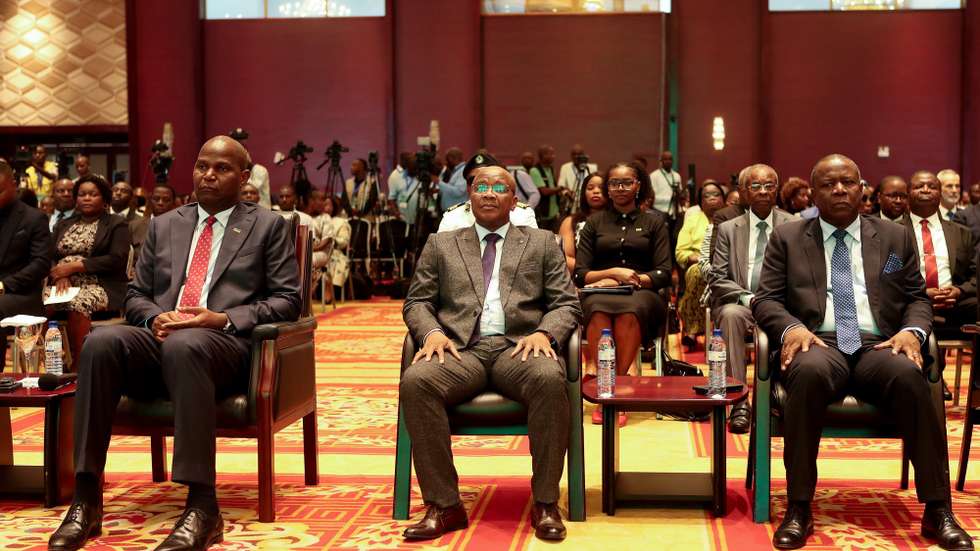 O Presidente de Moçambique, Daniel Chapo (E), acompanhado pelo presidente do Partido Otimista para o Desenvolvimento de Moçambique (Podemos), Albino Forquilha (C), e pelo presidente do Movimento Democrático de Moçambique, Lutero Simango (D), preside à cerimónia de assinatura de um acordo, entre o Presidente moçambicano e os principais partidos políticos de Moçambique, referente aos termos para as reformas estatais, no âmbito do diálogo político para o fim da crise pós-eleitoral no país, em Maputo, Moçambique, 05 de março de 2025. LUÍSA NHANTUMBO/LUSA