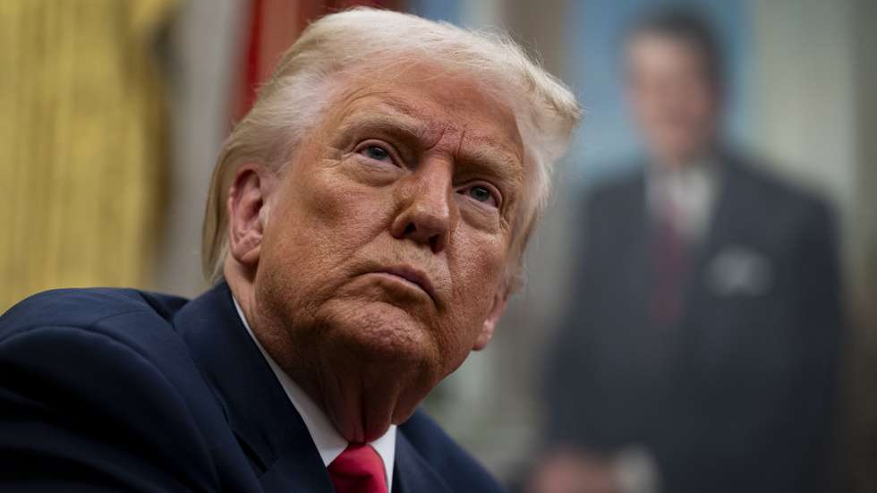 epa11945951 US President Donald Trump in the Oval Office of the White House in Washington, DC, USA, 06 March 2025. Trump signed executive orders to pause tariffs on USMCA trade from Canada and Mexico until 02 April 2025.  EPA/AL DRAGO / POOL