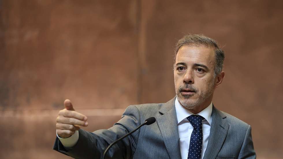 O ministro dos Assuntos Parlamentares, Pedro Duarte, discursa na abertura da 3.ª edição da Cimeira do Ensino, na FEP - Faculdade de Economia da Universidade do Porto, 06 de março de 2025. JOSÉ COELHO/LUSA