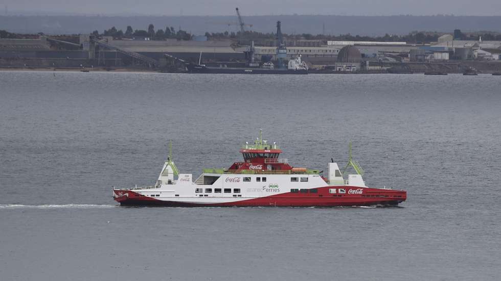 Um ferry boat da Atlantic Ferries navega no Rio Sado junto à península de Troia, Setúbal, 10 de outubro de 2024. barco. CARLOS M. ALMEIDA/LUSA