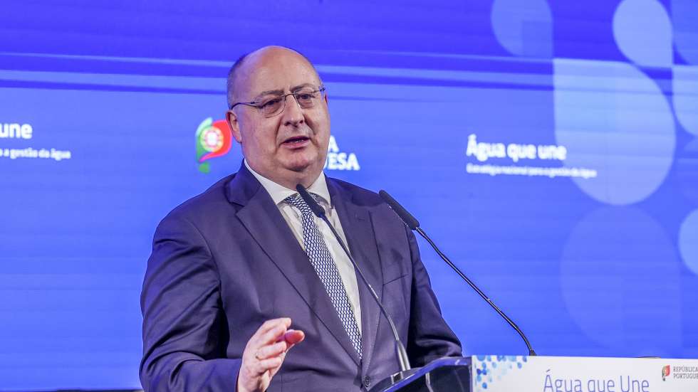 O ministro da Agricultura e Pescas, José Manuel Fernandes durante a intervenção na sessão de encerramento da apresentação da Estratégia Nacional “Água que Une”, no Convento de S. Francisco, em Coimbra, 9 de fevereiro de 2025. PAULO NOVAIS/LUSA