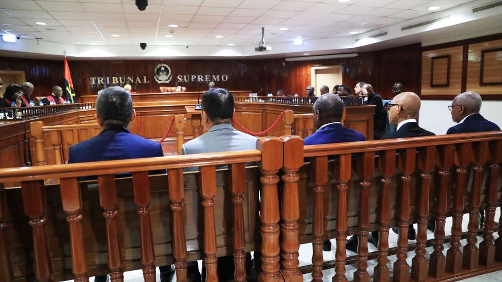 Início do julgamento dos generaisl Leopoldino Fragoso do Nascimento "Dino" e Helder Vieira Dias "Kopelipa" pelos crimes de tráfico de influências e branqueamento de capitais, entre outros, no âmbito de um processo que envolve também a filial angolana da China International Fund, segundo despacho de pronúncia da 4.ª secção da câmara Criminal do Tribunal Supremo de Angola, datada de 20 de dezembro de 2023, em Luanda, Angola, 10 de março de 2025. Além dos generais Leopoldino Fragoso do Nascimento "Dino" e Helder Vieira Dias "Kopelipa", figuras ligadas ao antigo Presidente José Eduardo dos Santos (já falecido) sentam-se no banco dos réus o advogado Fernando Gomes dos Santos e representantes das empresas China International Fund Angola, Plansmart International Limited e Utter Right International Limited. AMPE ROGÉRIO/LUSA