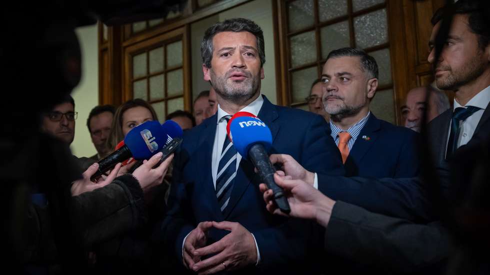 O presidente do Chega, André Ventura, fala aos jornalistas após uma reunião do grupo parlamentar do partido, na véspera da votação da moção de confiança do governo, Lisboa, 10 de março de 2025. JOSÉ SENA GOULÃO/LUSA