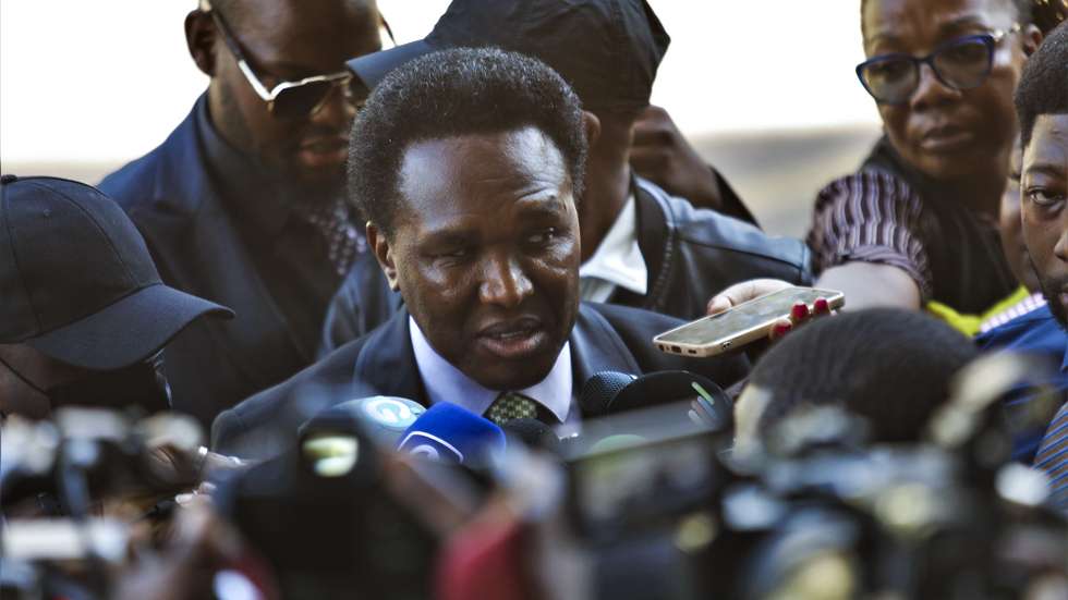 Venâncio Mondlane (C), ex-candidato presidencial, à chegada para ser ouvido pela Procuradoria-Geral da República de Moçambique, em Maputo, Moçambique, 11 de março de 2025. A avenida Vladimir Lenine, centro de Maputo, vive esta manhã um clima de suspense, com forte contingente policial no acesso à Procuradoria-Geral da República (PGR), para ouvir Venâncio Mondlane num dos oito processos movidos contra o político. LUÍSA NHANTUMBO/LUSA