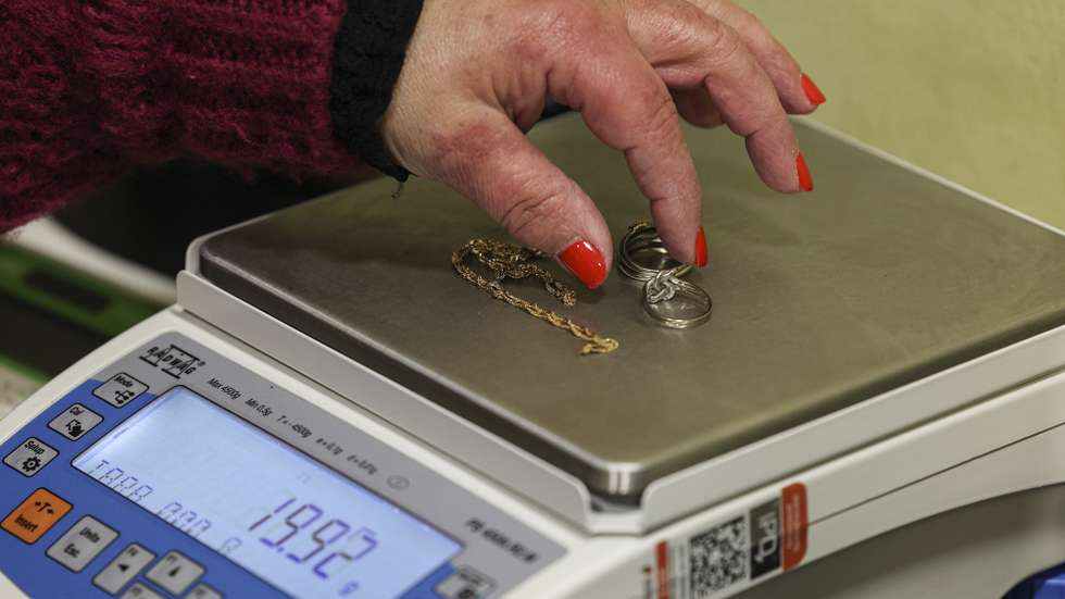 Uma funcionária da empresa Ouro Avalia, pesa peças de ouro, em Lisboa, 28 de fevereiro de 2025. As lojas de ouro têm registado um aumento da procura para venda daquele metal, sobretudo por mulheres na casa dos 40, que tendem a ter mais joalharia, numa altura em que o preço do ouro atinge máximos históricos. (ACOMPANHA TEXTO DA LUSA DO DIA 03 DE MARÇO DE 2025). MIGUEL A. LOPES/LUSA
