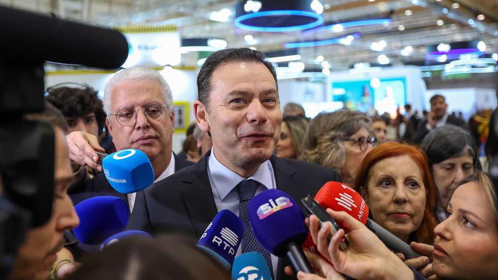 O primeiro-ministro, Luís Montenegro, fala aos jornalistas durante a visita a Bolsa de Turismo de Lisboa - BTL 2025, em Lisboa, 14 de março de 2025. ANTÓNIO COTRIM/LUSA