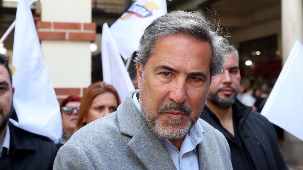 Miguel Castro (C), cabeça de lista às eleições legislativas regionais da Madeira pelo Chega, fala aos jornalistas, esta manhã durante uma ação de campanha com a visita ao Mercado dos Lavradores, no Funchal, 12 de março de 2025, HOMEM DE GOUVEIA/LUSA