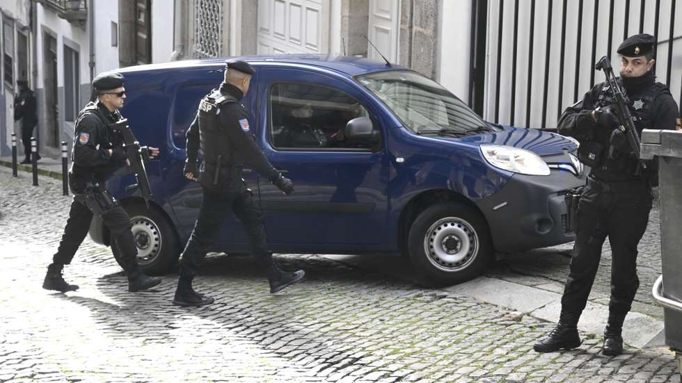 Carro celular que transporta Fernando Madureira  também conhecido com "Macaco" à chegada para o início do julgamento da "Operação Pretoriano" que decorre no Tribunal São João Novo no Porto, 17 de março de 2025. O processo tem como arguidos Fernando Madureira, ex-líder dos Super Dragões, Sandra Madureira, Vítor Catão e ainda mais nove arguidos, acusados de crimes alegadamente cometidos numa Assembleia-Geral do FC Porto. FERNANDO VELUDO/LUSA