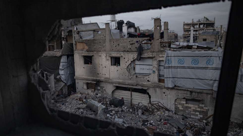 epa11970619 Palestinians among the rubble of destroyed buildings during the holy month of Ramadan in Jabalia refugee camp, northern Gaza Strip, 17 March, 2025.  EPA/HAITHAM IMAD