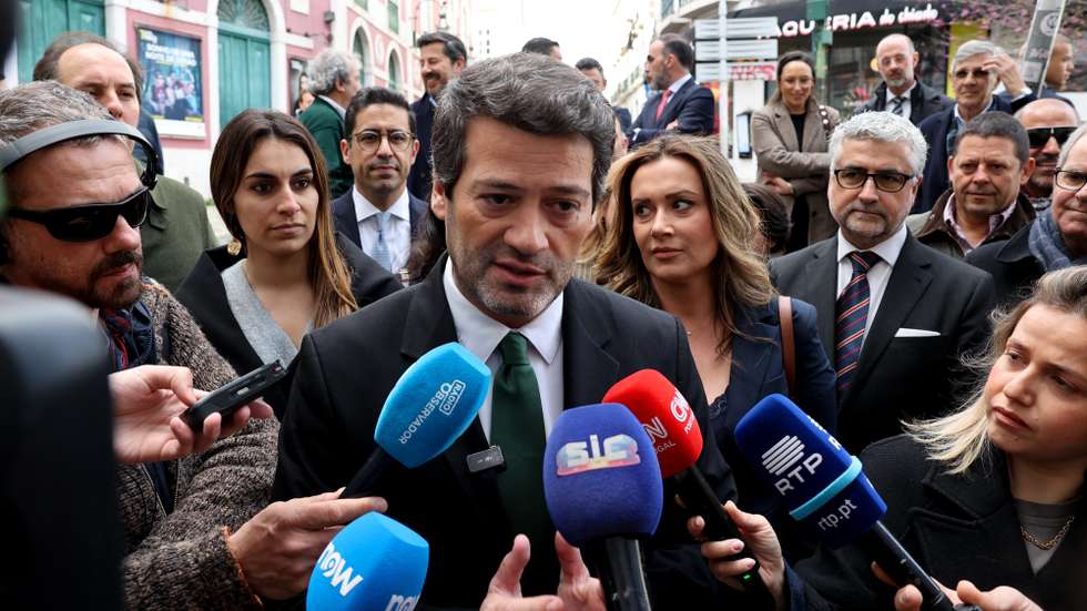 O presidente do Chega, André Ventura, fala com os jornalistas durante contacto com comerciantes que "têm sofrido com sucessivos assaltos e onda de violência", Lisboa, 18 de março de 2025. JOÃO RELVAS/LUSA