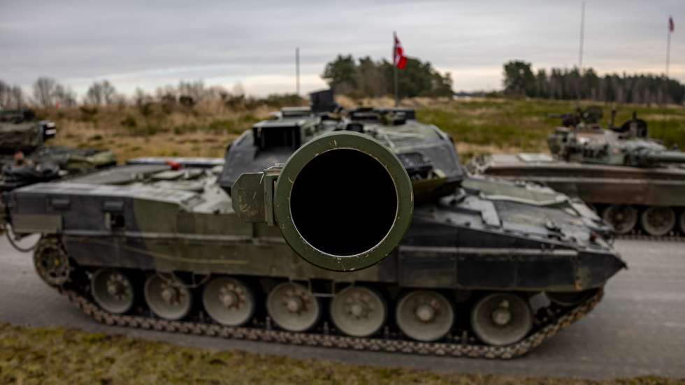 epa11888479 A close view into Denmark's Leopard 2 tank turret during the 'US Army Europe and Africa International Tank Challenge' exercise at the military training area in Grafenwoehr, Germany, 11 February 2025. Tank crews from Denmark, Italy, Slovenia, Switzerland and the US Army take part in this competing exercise which runs from 07 till 20 February and test competitor's marksmanship skills, physical prowess, and mental agility while engaging in team building competitions.  EPA/MARTIN DIVISEK
