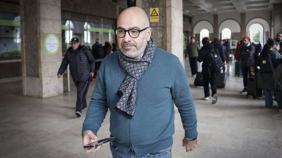 O ministro das Infraestruturas e Habitação, Miguel Pinto Luz, assinala a emissão do Passe Ferroviário Verde número 200.000, na Estação de Santa Apolónia, em Lisboa, 19 de março de 2025. O Passe Ferroviário Verde entrou em vigor a 21 de outubro de 2024, com um custo de 20 euros mensais, e permite viajar em todos os comboios da CP, exceto no Alfa Pendular e nos comboios urbanos já abrangidos pelos passes intermodais metropolitanos. ANTÓNIO PEDRO SANTOS/LUSA