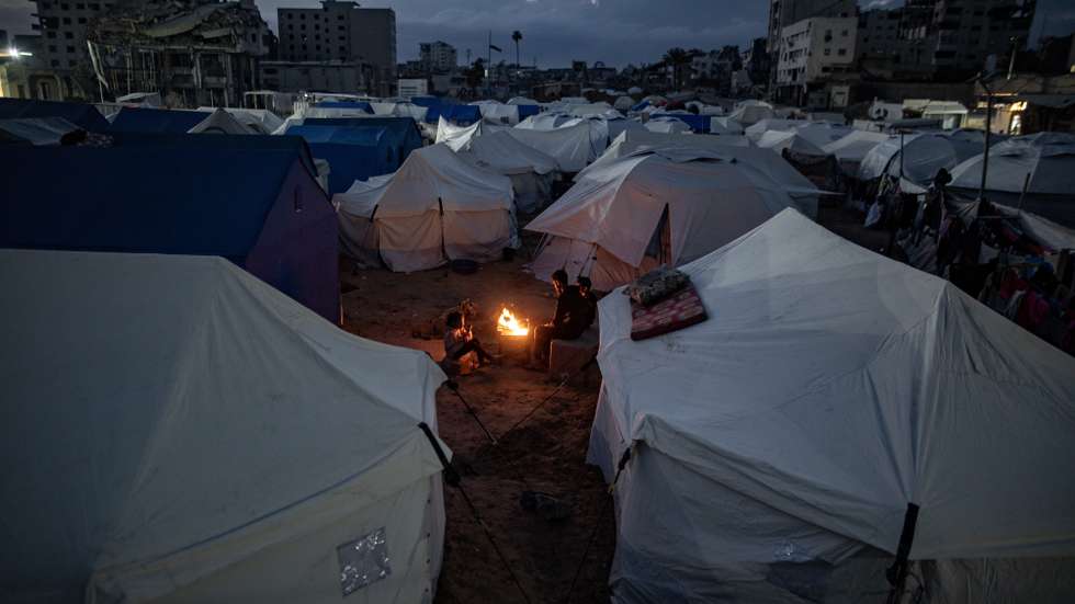 epa11974704 Displaced Palestinians from northern Gaza City set up their tents in the city center after evacuation orders were issued by the Israeli occupation army for the northern areas of the city, in Gaza City, 19 March 2025. On 18 March Israeli forces resumed airstrikes on Gaza ending a ceasefire held in place since 19 January and killing over 400 people, the Health Ministry confirmed.  EPA/HAITHAM IMAD