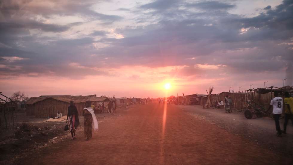 epa11898813 A general view of the transit center, where the Sudanese refugees arrive after being transferred from the border, in Renk, South Sudan, 10 February 2025 (issued on 15 February 2025). About 110,000 people have arrived in Renk County since December 2024, according to MSF, with 70,000 living in informal settlements such as Gerbana and Atham. There are 975,079 Sudanese refugees in South Sudan, according to UNHCR.  EPA/DIEGO MENJIBAR