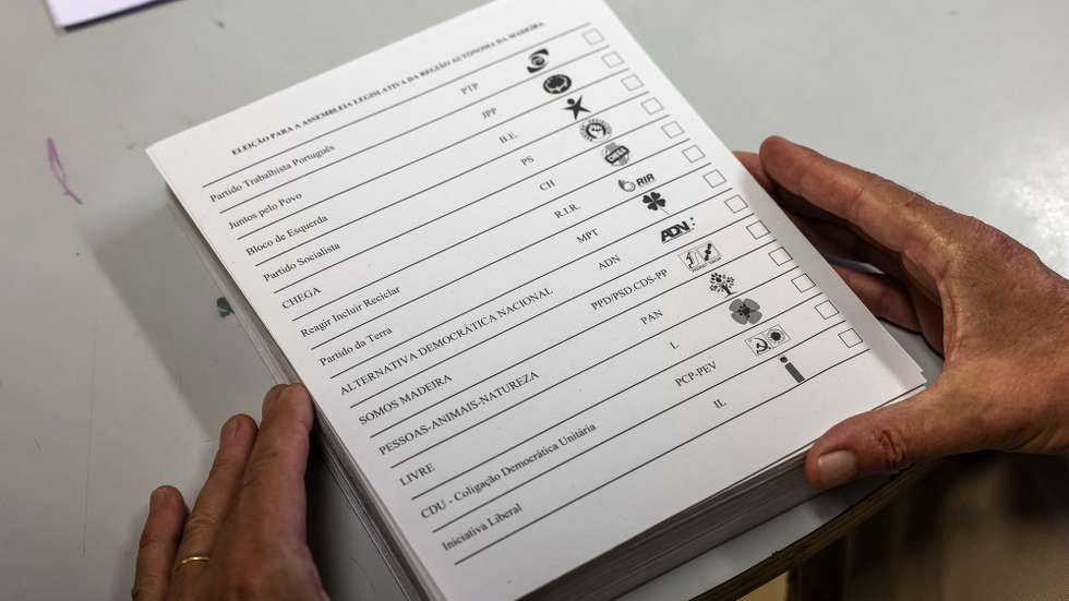 Boletim de voto para as eleições legislativas da Madeira, na Escola da Ajuda, Funchal, Madeira, 24 de setembro de 2023. As legislativas da Madeira decorrem em 24 de setembro, com 13 candidaturas a disputar os 47 lugares no parlamento regional, num círculo eleitoral único. PAULO NOVAIS/LUSA
