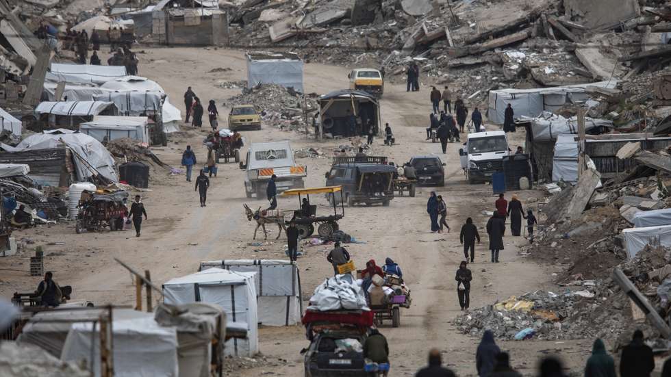 epa11976360 Displaced Palestinians carrying their belongings move towards the city center, in Gaza City, Gaza Strip, 20 March 2025, after the Israeli army issued evacuation orders for the northern areas of the city.  EPA/HAITHAM IMAD