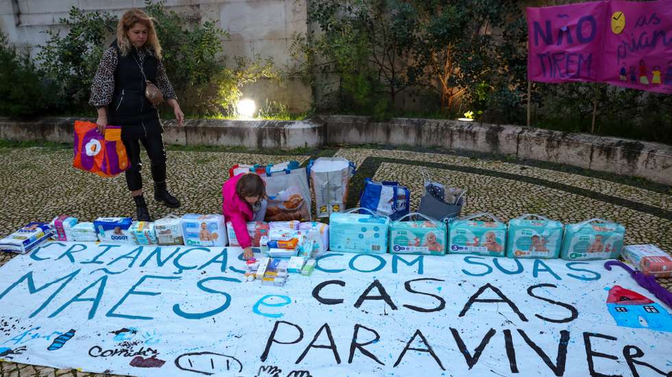 Vigília "por Ana Paula e todas as mulheres em risco de perderem os filhos por não terem acesso a uma habitação", organizada pelos movimentos Vida Justa, Rede 8 de Março, HUMAR e HABITA, junto à  Maternidade Alfredo da Costa, Lisboa, 20 de março de 2025. Ana Paula Santos (38 anos) mãe de 3 filhos, enfrenta uma batalha pela dignidade e futuro da família enquanto aguarda na maternidade Alfredo da Costa o nascimento de Heitor, uma vez que receia que o Estado lhe tire o filho por não ter onde viver. A casa de Ana Paula Santos no bairro do Talude Militar (Loures) foi demolida em setembro de 2024. Este caso ganhou visibilidade através de uma petição que foi assinada por mais de mil pessoas e 59 organizações.      MANUEL DE ALMEIDA / LUSA