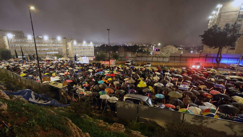 epa11976914 Israelis march to protest the resumption of fighting in Gaza and against Israeli Prime Minister Netanyahu's announced plans to dismiss Shin Bet chief Ronen Bar, next to the Prime Minister office in Jerusalem, 20 March 2025, as a cabinet meeting is taking place.  EPA/ATEF SAFADI