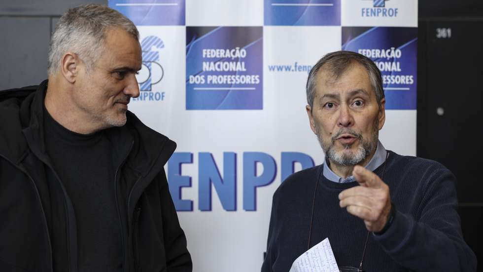 O secretário-geral da FENPROF, Mário Nogueira (D), fala aos jornalistas para divulgar as conclusões da reunião do Secretariado Nacional da Federação Nacional dos Professores (Fenprof), Lisboa, 21 de março de 2025. MIGUEL A. LOPES/LUSA