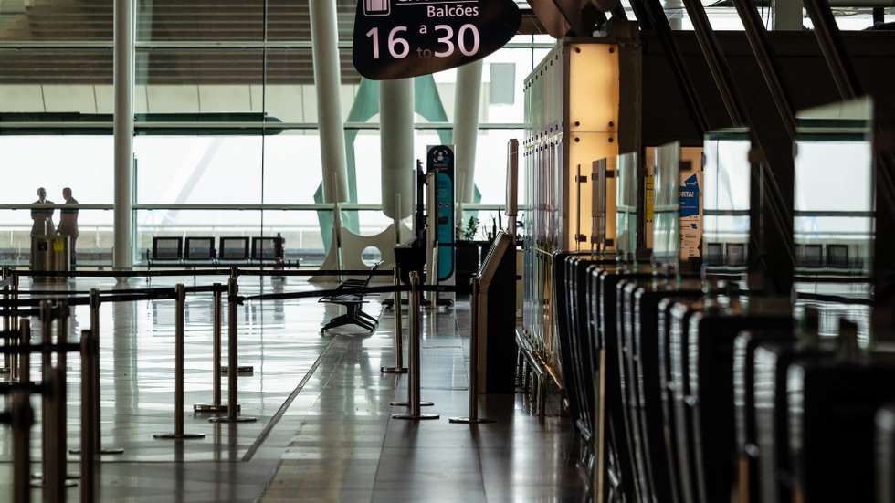 Zona de partidas vazia no Aeroporto Francisco Sá Carneiro que se encontra hoje fechado para obras na pista, Maia, 10 de setembro de 2025. As obras de reforço estrutural da pista deverão estar concluídasno final de 2026. JOSÉ COELHO/LUSA