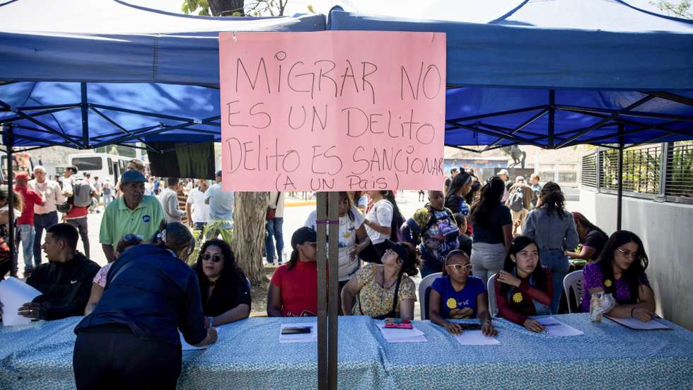 epa11979969 People participate in the collection of signatures in support of their compatriot migrants deported from the United States to El Salvador in Caracas, Venezuela, 21 March 2025.  EPA/MIGUEL GUTIERREZ