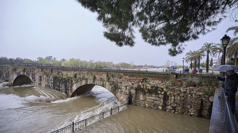 epa11980678 A view of the fast-flowing Tajo river in the town of Talavera de la Reina, central Spain, 22 March 2025. Storm Martinho continues affecting parts of the country, especially central Spain, with authorities closely monitoring rivers after several weeks of rainfall.  EPA/Manu Reino