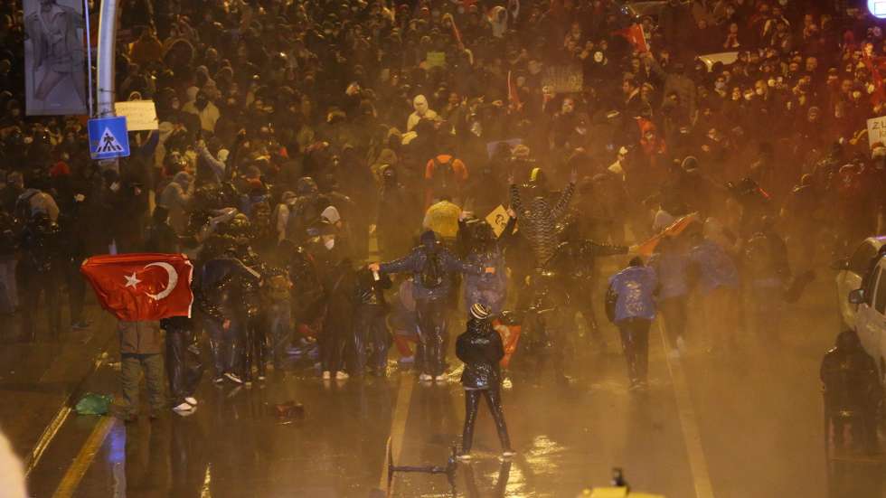 epa11982147 Protesters gather in the street during a protest against the arrest of Istanbul Mayor Ekrem Imamoglu in Ankara, Turkey, 22 March 2025.  EPA/NECATI SAVAS